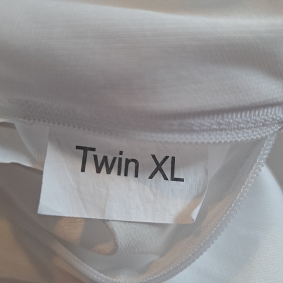 Mattress cover twin XL, white full coverage envelope style, zippers closed - Picture 5 of 5